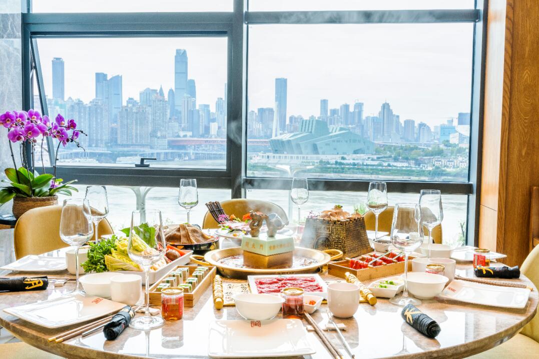 恭喜朝天門餐飲控股集團(tuán)榮獲中國(guó)餐飲百?gòu)?qiáng)企業(yè)第八名！