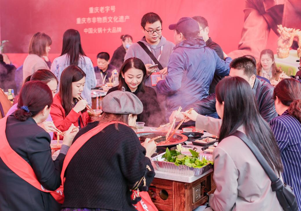 瓦房店開(kāi)火鍋加盟店，如何讓顧客自發(fā)排隊(duì)？