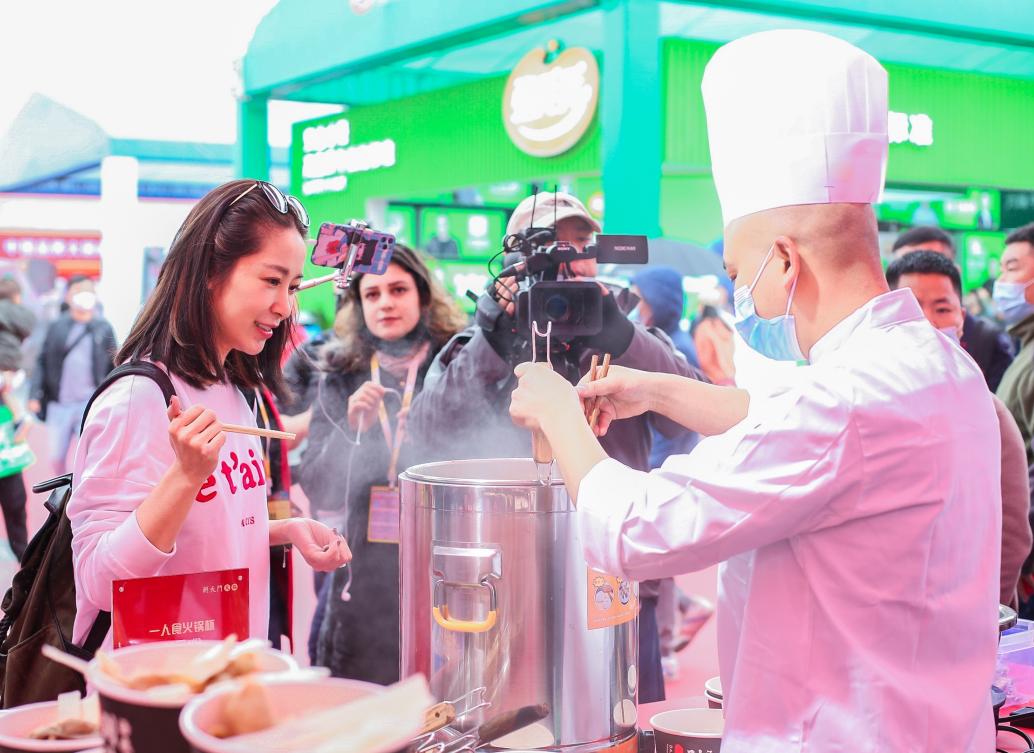 朝天門火鍋培訓中心，為加盟店培訓專業(yè)化人才！