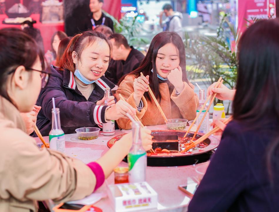 河池開火鍋加盟店，如何服務(wù)好顧客的胃？