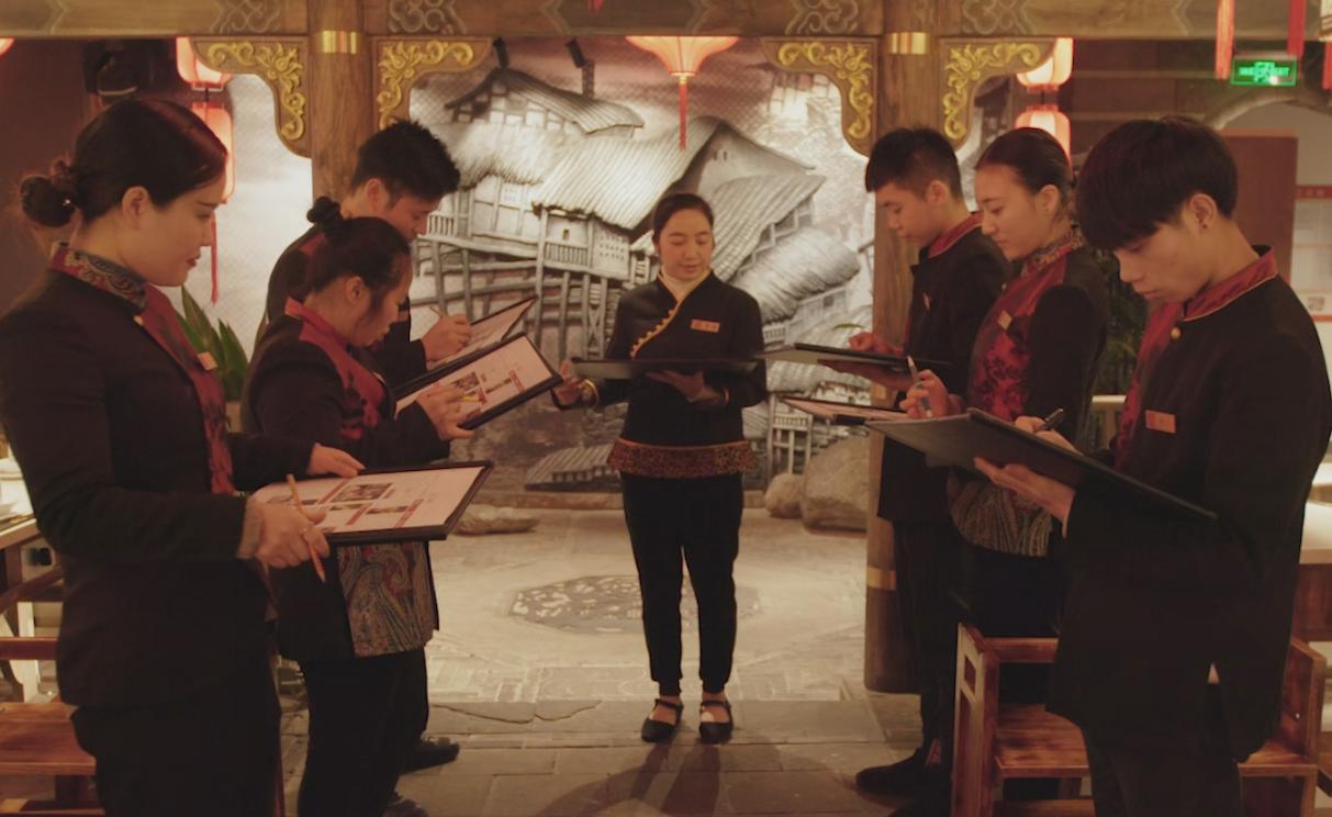 又一服務(wù)員被逼下跪！餐飲人的尊嚴(yán)誰來維護(hù)？