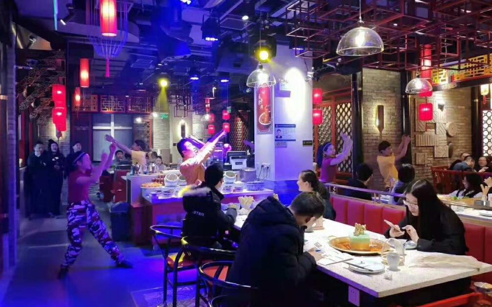 一年四季都排隊(duì)的火鍋店，到底有什么技巧？