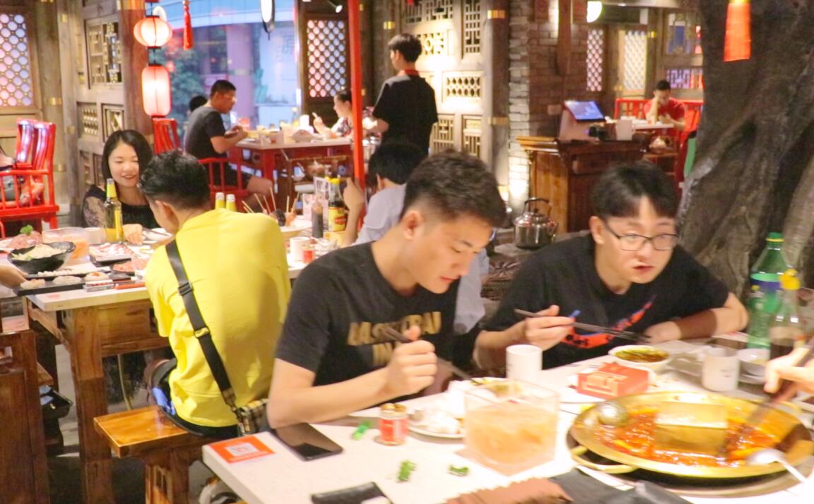 火鍋店桌椅，這么選！居然還提高了營業(yè)額？